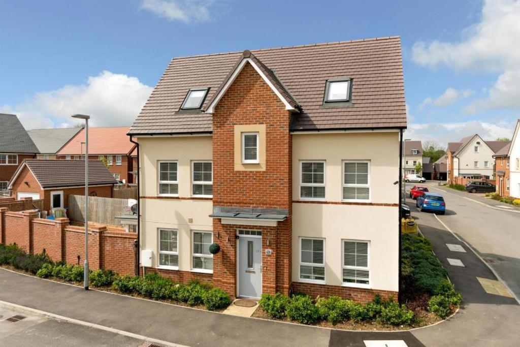 Beautiful 4 Bedroom Treasure Home Hemel Hempstead Exterior foto